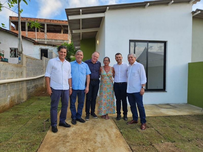 Casagrande entrega casas populares e anuncia novos investimentos em Viana, ES