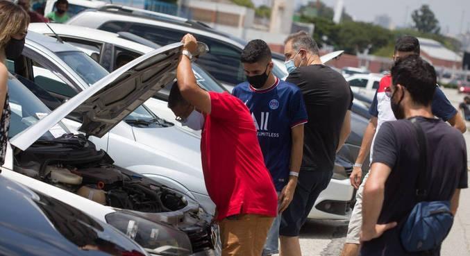 Com preços em alta e crédito mais difícil, cresce procura por carros ‘velhinhos’