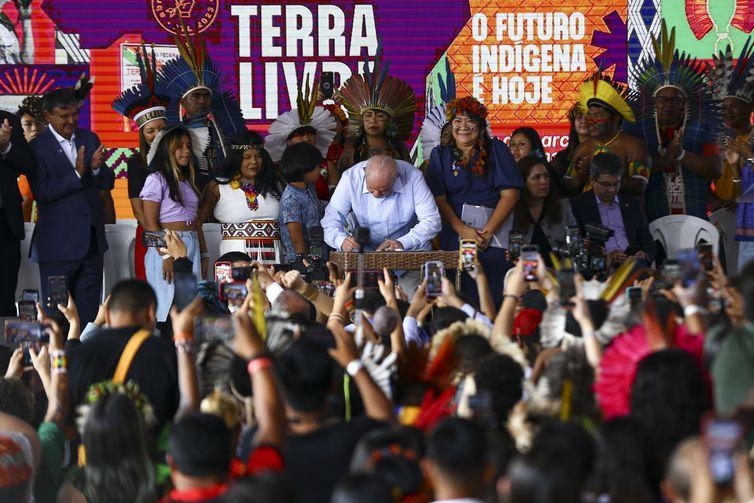 Lula diz que vai demarcar o maior número possível de terras indígenas