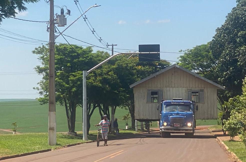 Caminhoneiro transporta casas inteiras há 45 anos no interior do Paraná