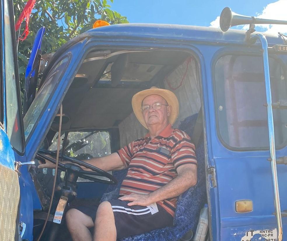 Caminhoneiro transporta casas inteiras há 45 anos no interior do Paraná