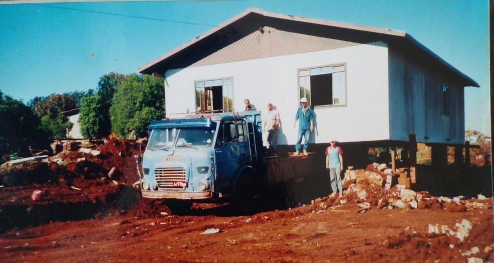 Caminhoneiro transporta casas inteiras há 45 anos no interior do Paraná