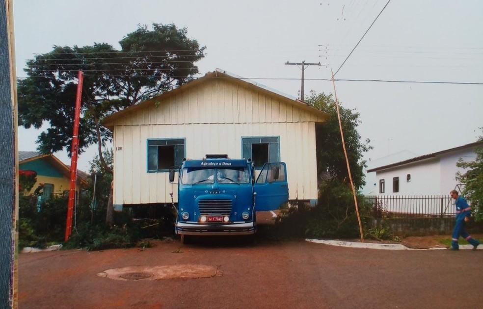 Caminhoneiro transporta casas inteiras há 45 anos no interior do Paraná