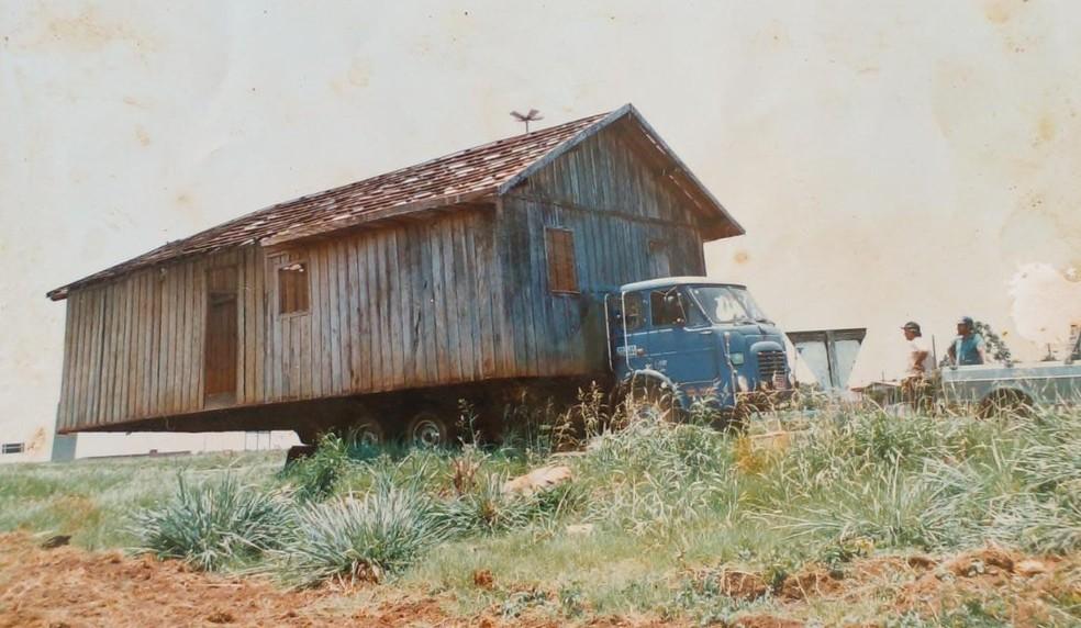 Caminhoneiro transporta casas inteiras há 45 anos no interior do Paraná