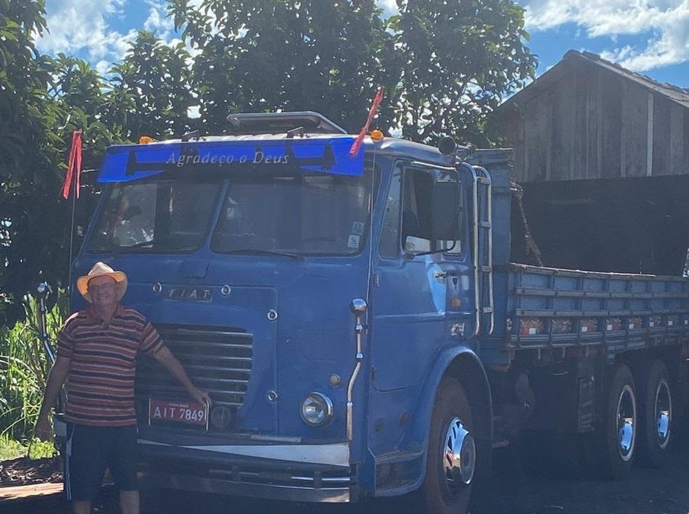 Caminhoneiro transporta casas inteiras há 45 anos no interior do Paraná