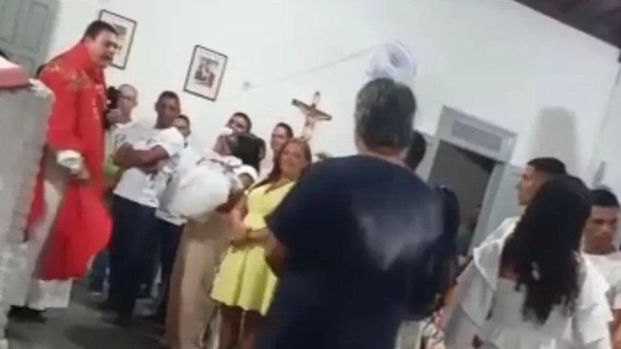 Padre expulsa padrinho que esqueceu nome de afilhada de igreja