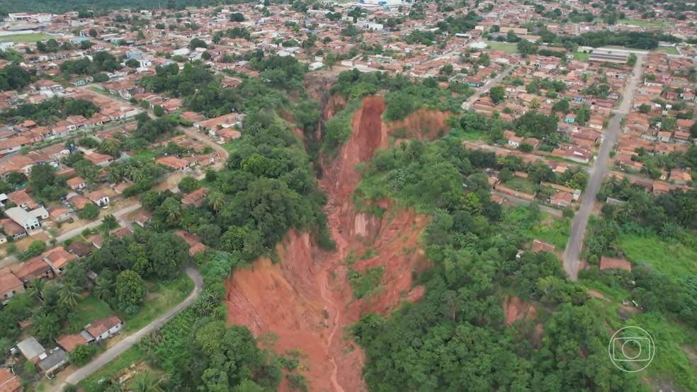 Voçoroca ‘engole’ casa no Centro de Buriticupu, no Maranhão