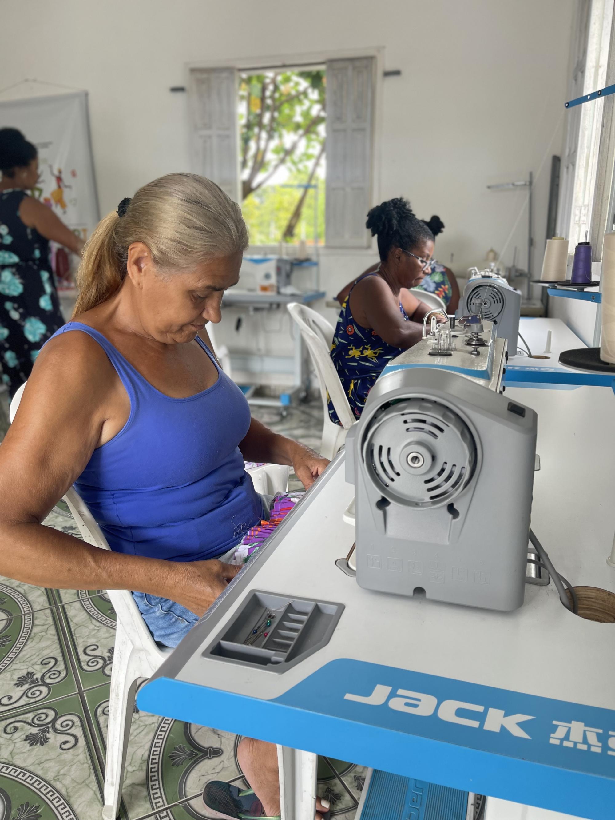 Mulheres quilombolas do Morro da Arara concluem curso de corte e costura e planejam ampliar ateliê, em São Mateus, ES