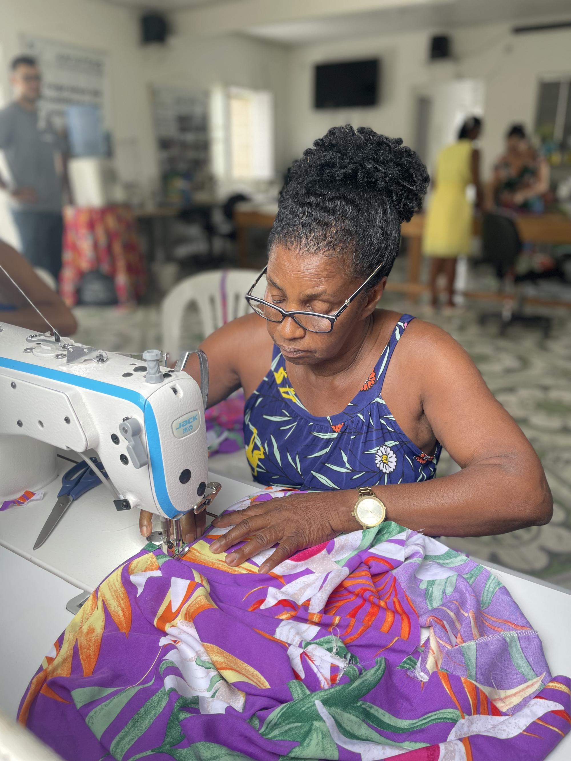 Mulheres quilombolas do Morro da Arara concluem curso de corte e costura e planejam ampliar ateliê, em São Mateus, ES