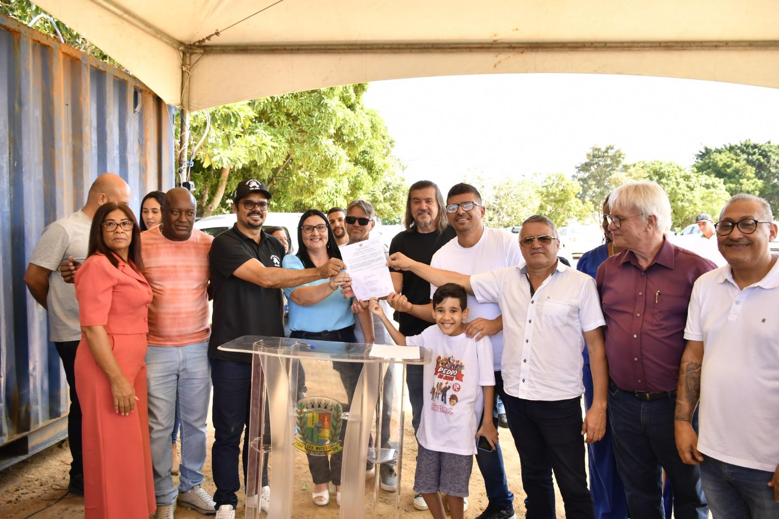 Daniel Santana assina ordem de serviço e dá início imediato às obras de pavimentação e revitalização da Ladeira da Cohab, em São Mateus, ES