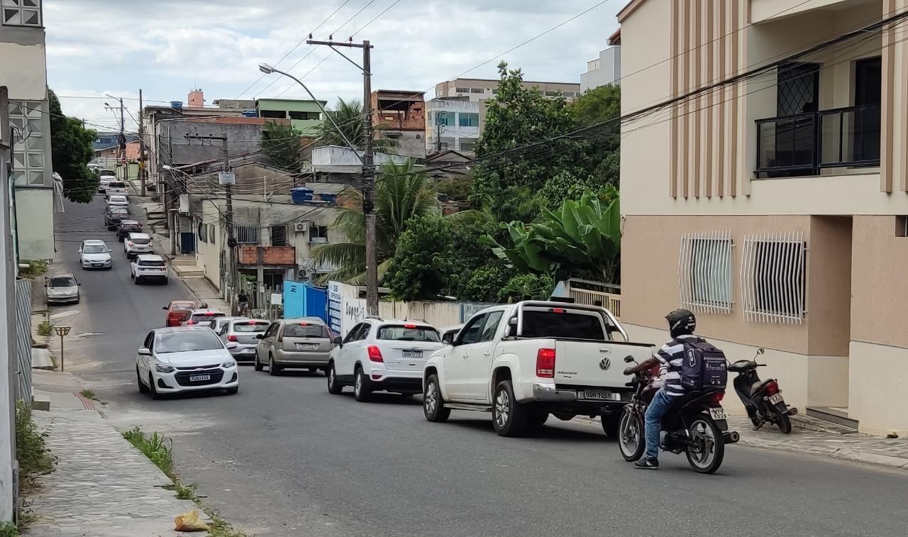 Delermano pede semáforo e Guarda Municipal no cruzamento da Rua da Liberdade com a Avenida José Tozze, em São Mateus, ES