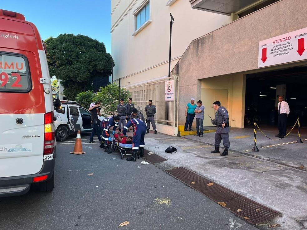 Homem vai à igreja, ganha Bíblia de fiéis, volta para roubar bicicleta e é baleado por segurança, no ES