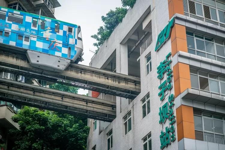 Um trem que passa por dentro de um prédio de 19 andares: que lugar é esse?