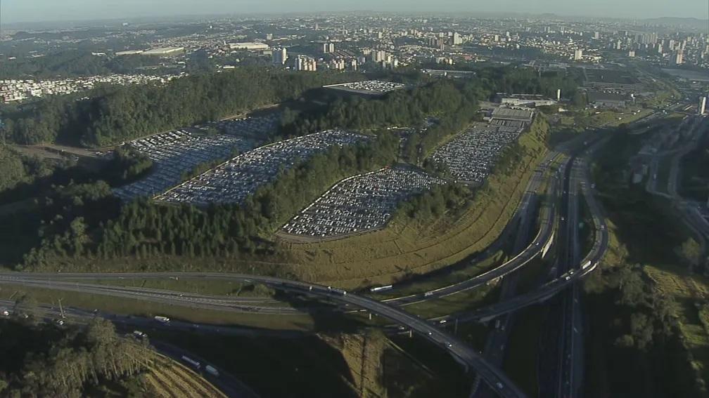 ‘Mar de carros’: pátio da Volkswagen no ABC Paulista fica lotado de veículos; empresa suspendeu temporariamente produção