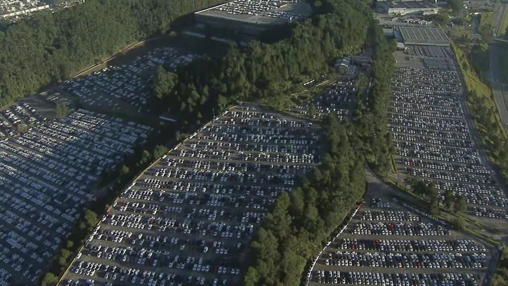 ‘Mar de carros’: pátio da Volkswagen no ABC Paulista fica lotado de veículos; empresa suspendeu temporariamente produção