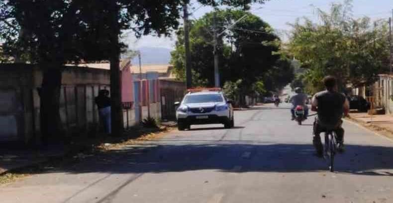 Filho enterra pai no quarto da casa onde moravam