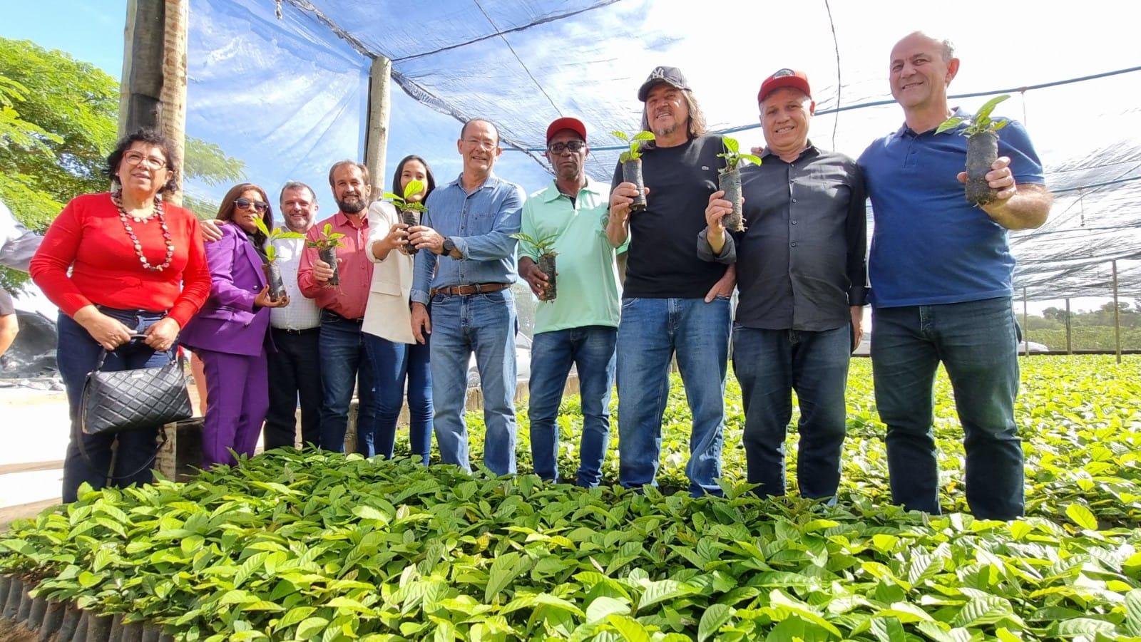 Ao lado de Daniel Santana e do MST, ministro anuncia reforma agrária “para breve”, em São Mateus, ES