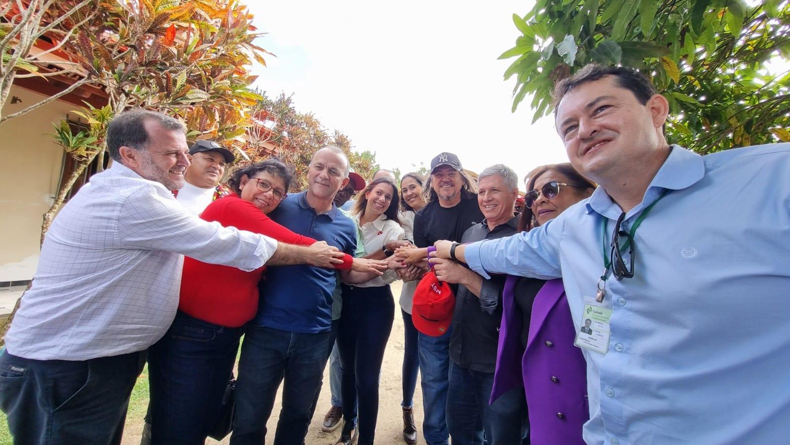 Ao lado de Daniel Santana e do MST, ministro anuncia reforma agrária “para breve”, em São Mateus, ES