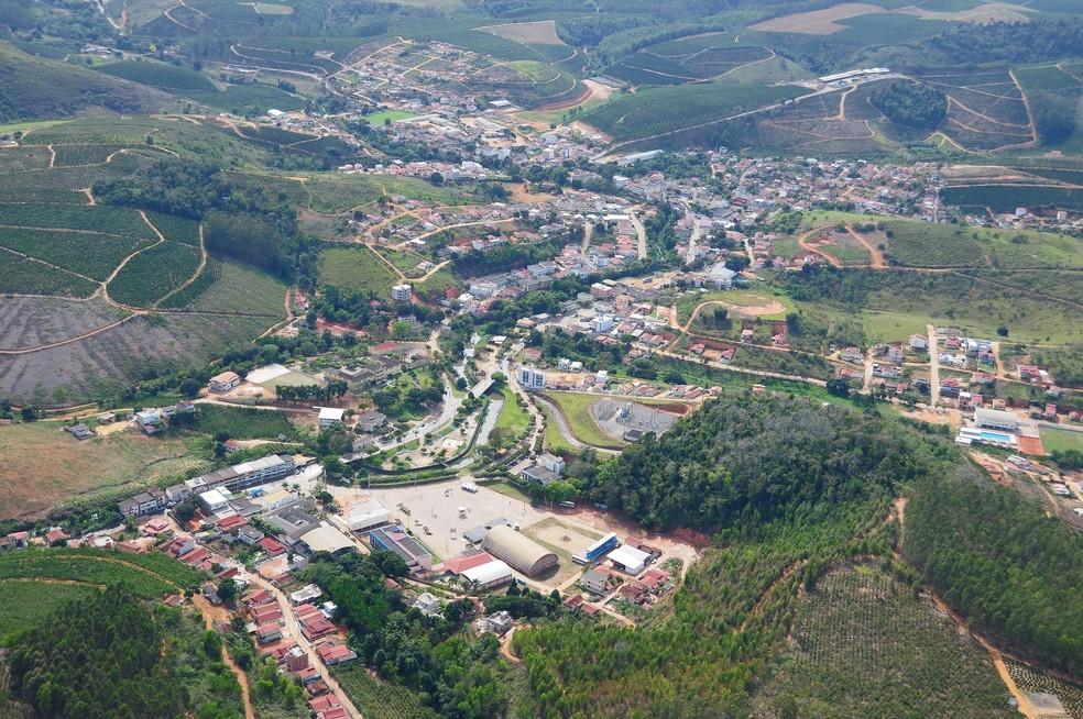 Homem estupra adolescente na frente do namorado e rouba celulares do casal, no ES