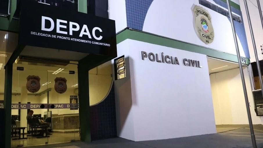 Mulher é presa após tentar “exorcizar” amigo