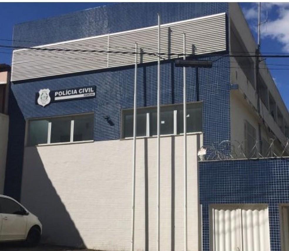 Adolescente mata mãe a facadas no ES, esconde o corpo embaixo da cama e depois liga para a polícia