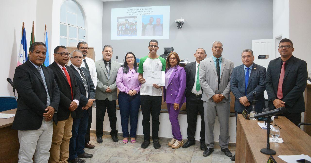 Vereadores homenageiam estudante de São Mateus no ES premiado pelo Jovem Senador