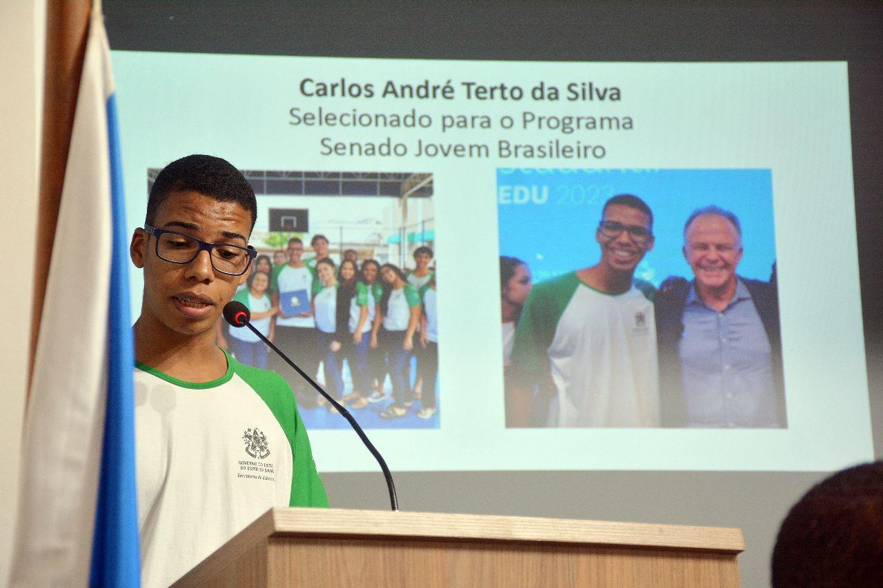 Vereadores homenageiam estudante de São Mateus no ES premiado pelo Jovem Senador