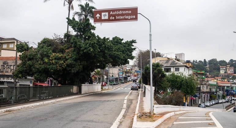 Placas para Autódromo de Interlagos a 40 km de distância do local intrigam moradores