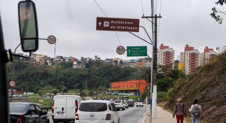 Placas para Autódromo de Interlagos a 40 km de distância do local intrigam moradores