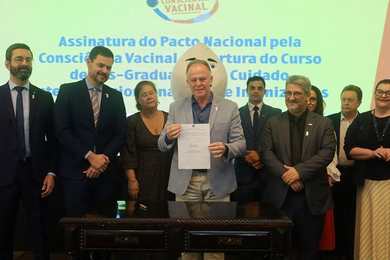 Governador do ES, Renato Casagrande, assina Pacto Nacional pela Consciência Vacinal