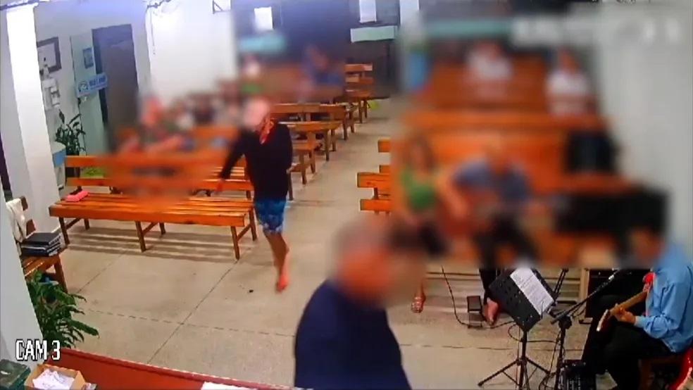 Homem esfaqueado no pescoço invade culto de igreja para pedir ajuda