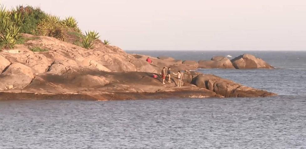 Homem é preso após tentar estuprar adolescente dentro do mar em praia do ES