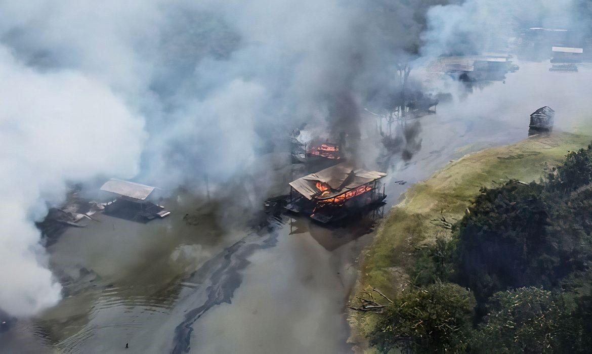 PF queima 302 balsas de garimpo ilegal em megaoperação no Amazonas