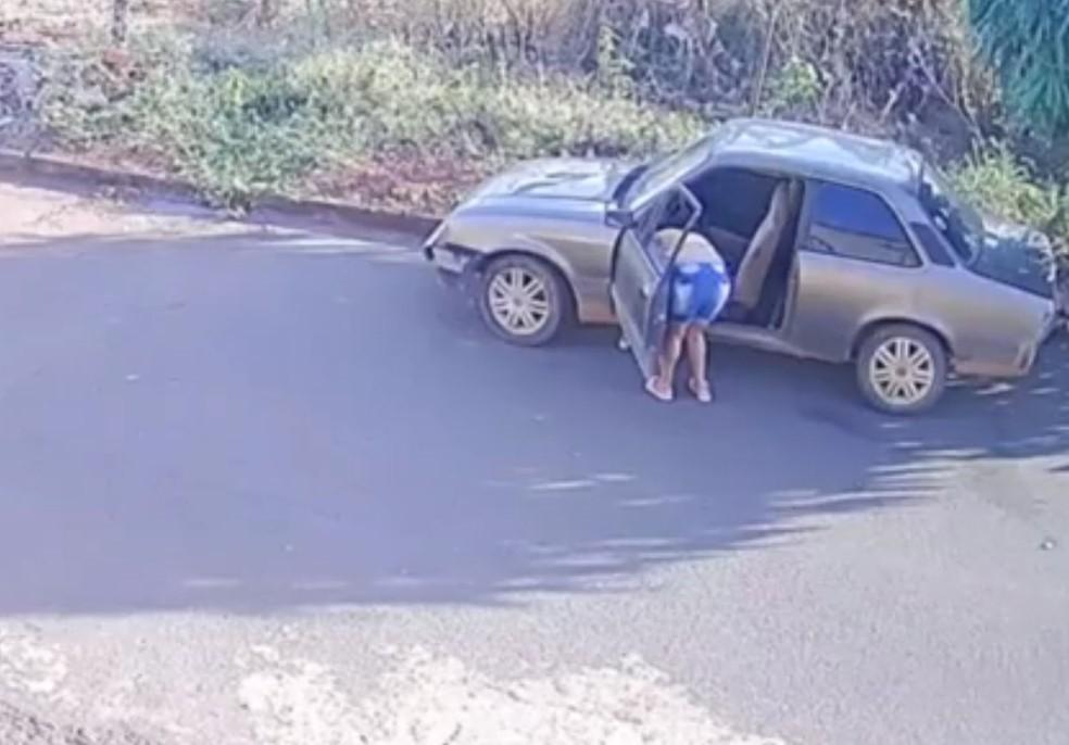 Casal briga e esposa se vinga colocando fogo no carro do marido