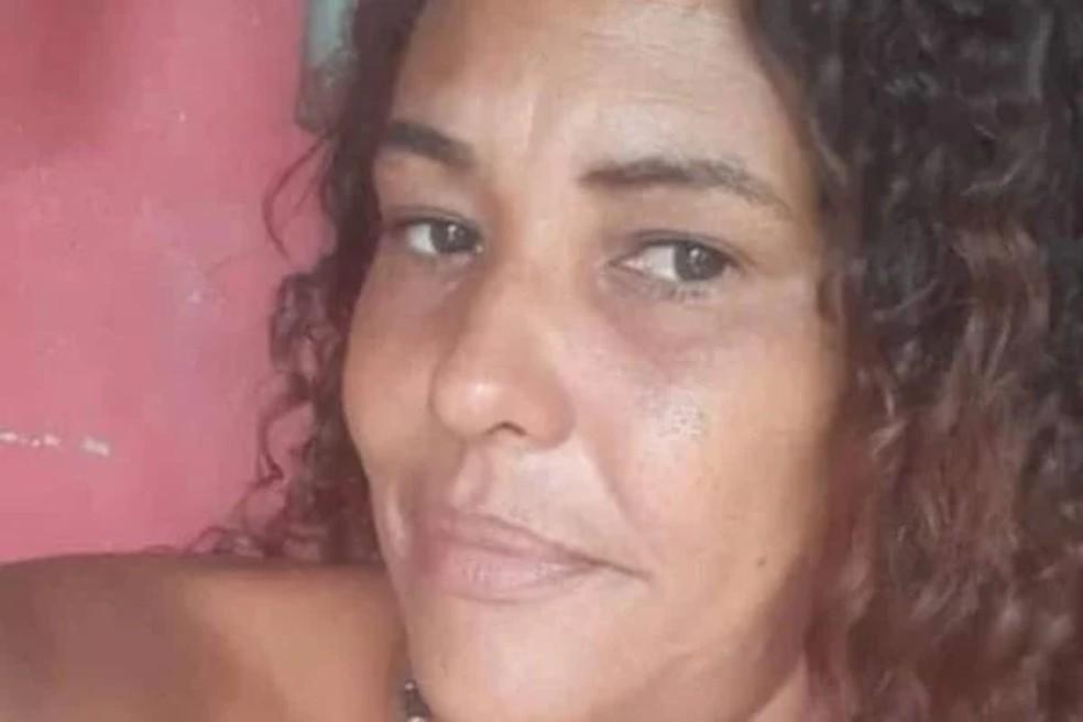 Homem diz à PM do ES que encontrou esposa morta em sofá e é preso por descumprir medida protetiva