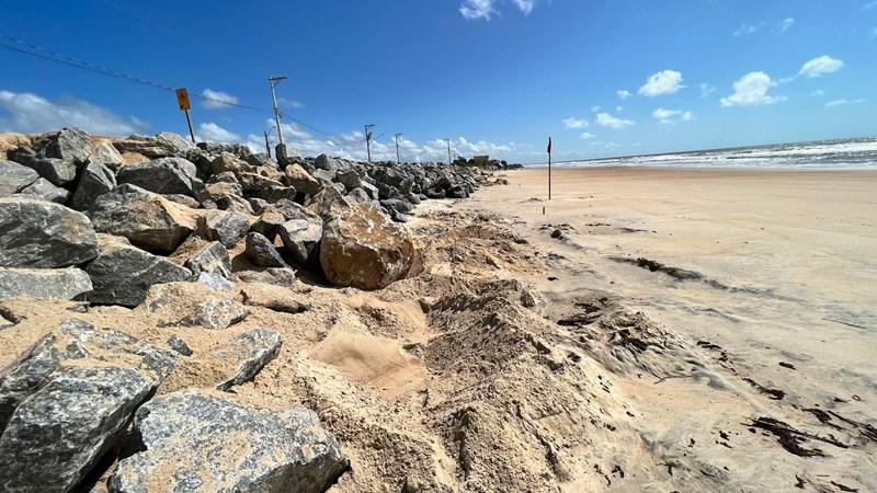 Casagrande atende reivindicação e autoriza estudos e contratação de obras para conter erosão nas praias de Conceição da Barra, ES