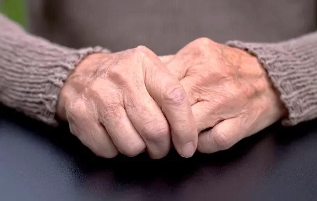 Família interdita idoso de 84 anos que deu R$ 190 mil à namorada de 34