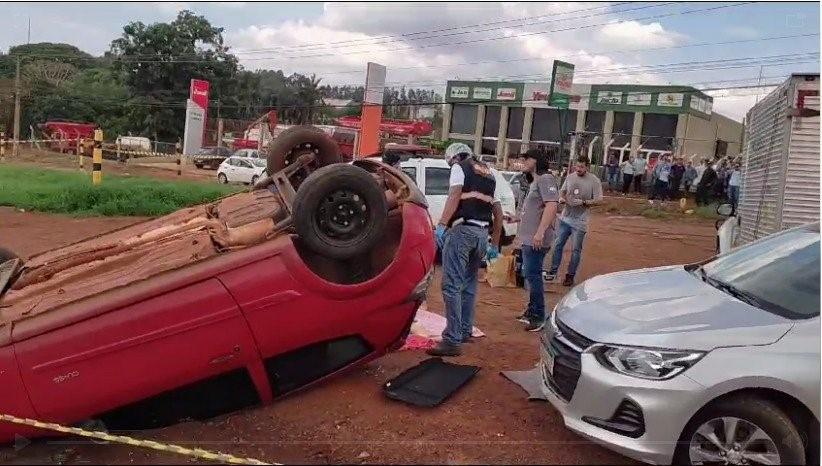 Corpo em lençol é lançado para fora de carro após capotamento