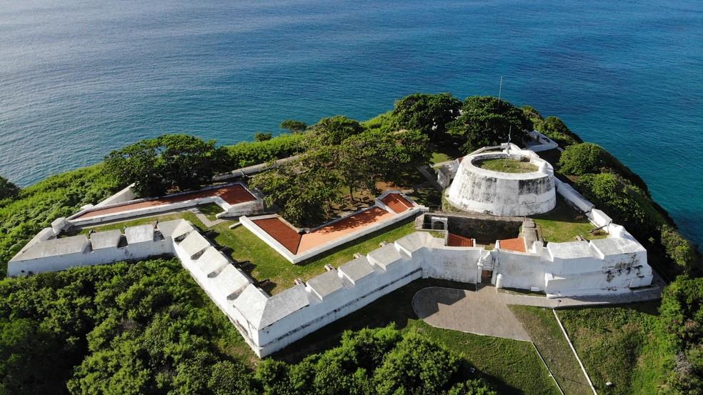 Saiba quem é Henrique Dubugras, bilionário brasileiro que fechou Forte dos Remédios em Fernando de Noronha para se casar