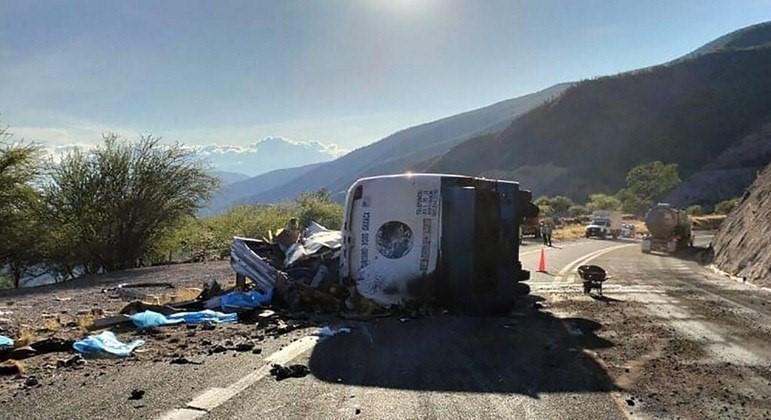 Ônibus com imigrantes capota em rodovia e deixa 18 mortos 27 feridos