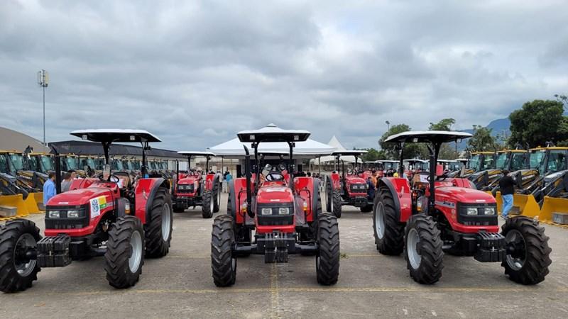 Governo entrega novas máquinas e equipamentos agrícolas para 45 municípios do ES