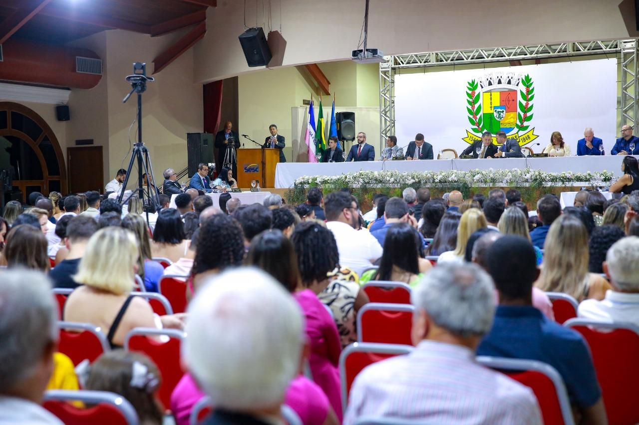 Sessão solene atrai autoridades dos três poderes de são Mateus ES e presidente Paulo Fundão recebe cumprimentos por organização