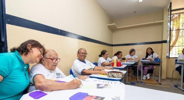 Aos 94 anos, estudante mais velha do mundo se matricula na escola após a morte do marido