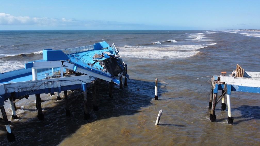 Ponto turístico do litoral do RS, plataforma marítima de Atlântida desaba