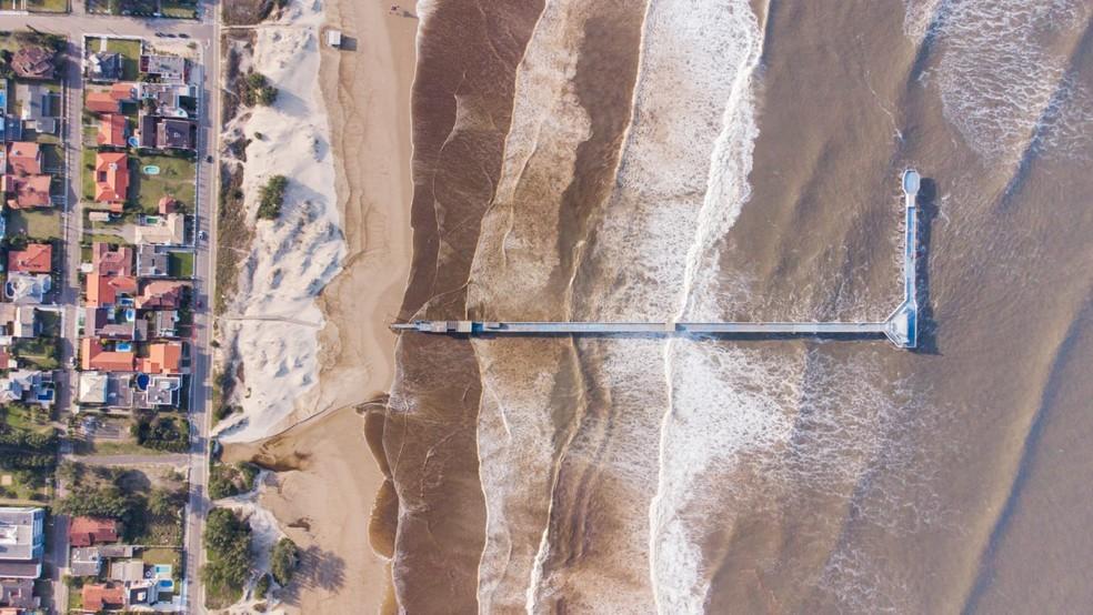 Ponto turístico do litoral do RS, plataforma marítima de Atlântida desaba