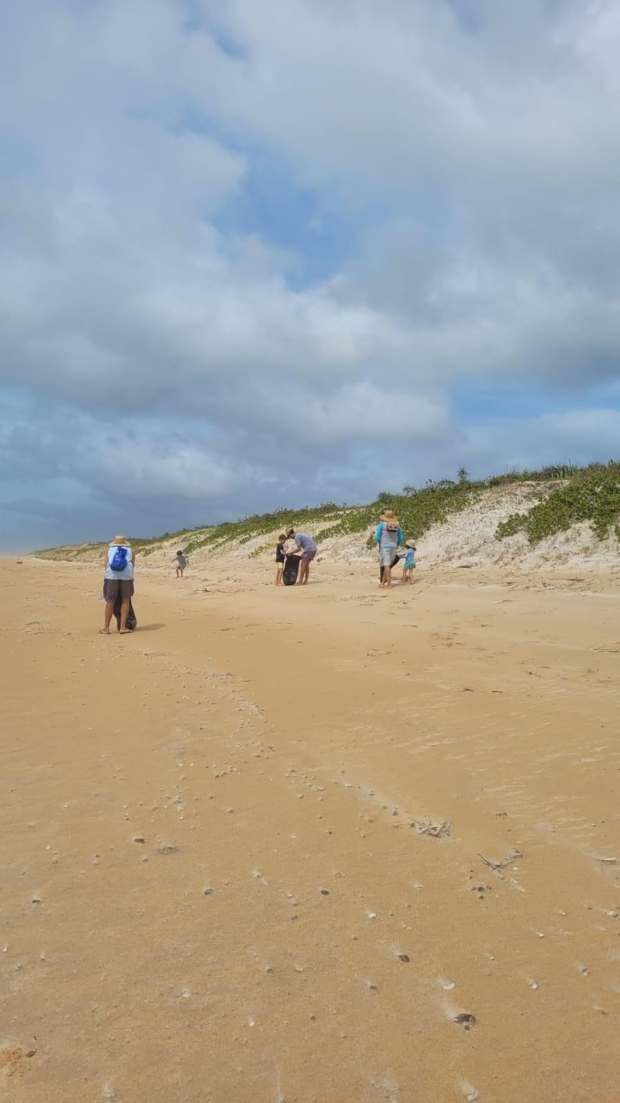 Parque Estadual de Itaúnas realiza mutirão de limpeza na praia