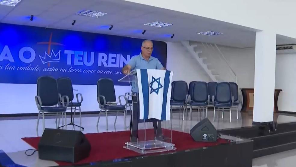 Homem invade altar de igreja durante culto, pega bandeira de Israel e ameaça matar pastor e fiéis no ES