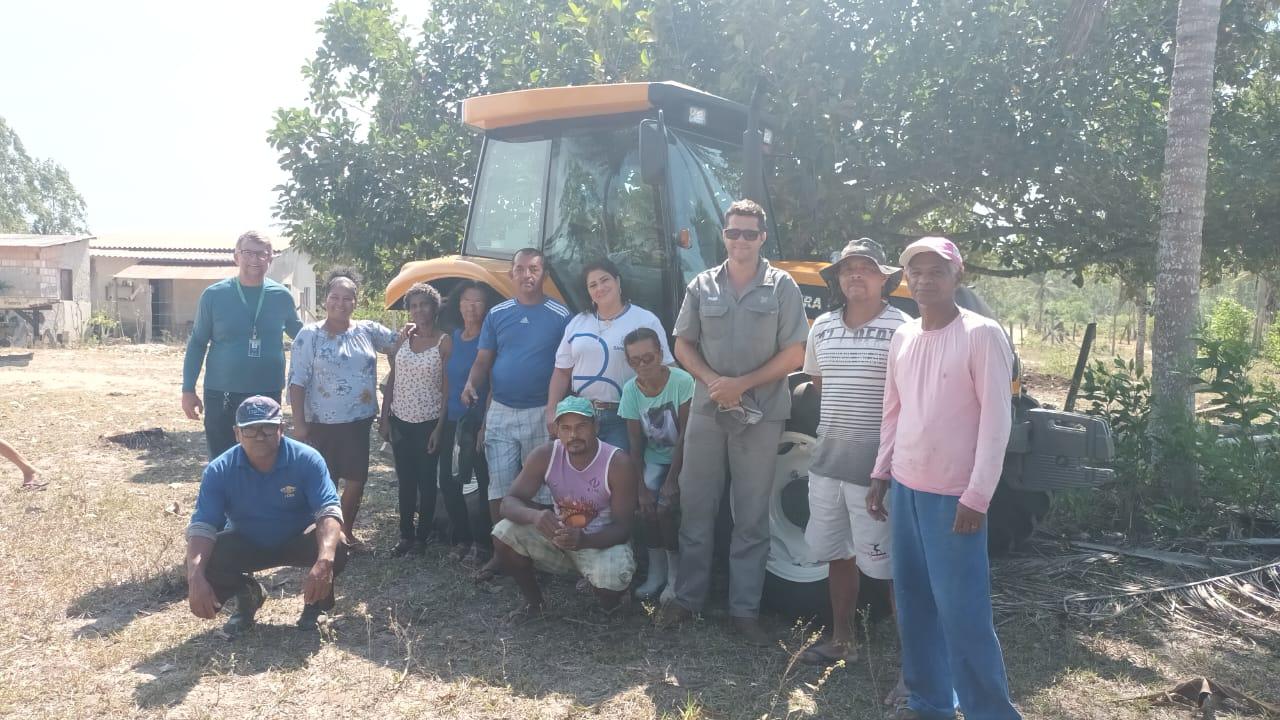 Agricultores familiares de Conceição da Barra no ES recebem trator para apoiar atividades rurais