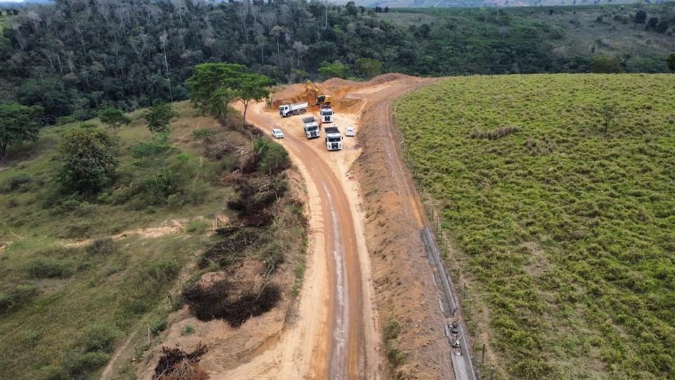 Rodovia ES-137 recebe pavimentação asfáltica para facilitar o escoamento da produção agrícola em Nova Venécia, ES