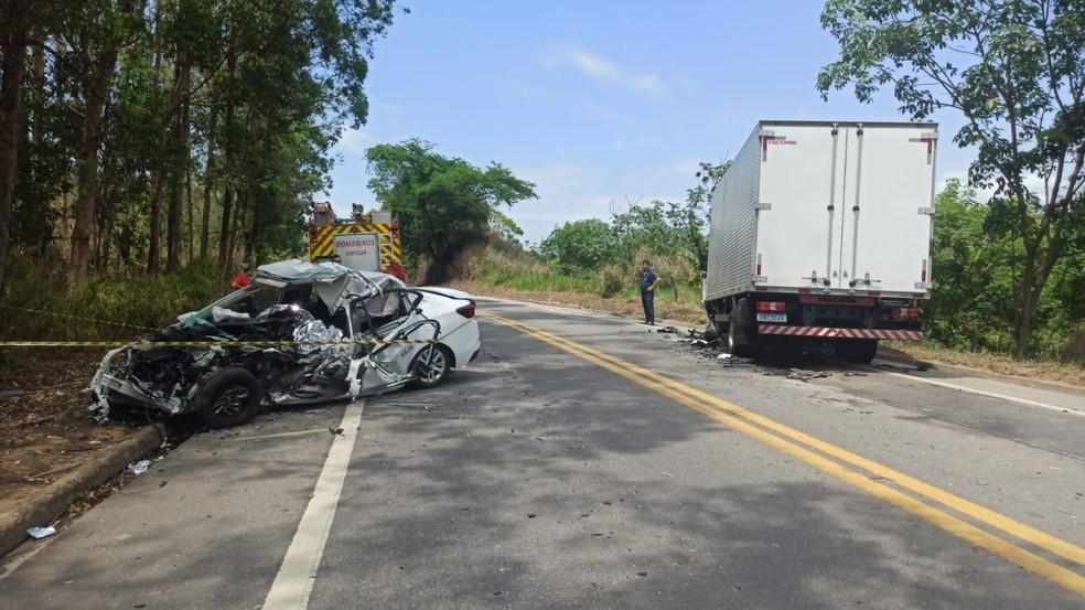 Grave acidente entre carro e caminhão na BR-259 deixa motorista morto e mulher ferida, no ES